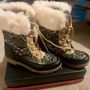 NWOT size 8 womens boots